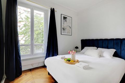 Checkmyguest offers you a magnificent 63 m² one-bedroom apartment in the Batignolles district, in the 17th arrondissement of Paris. Well-equipped for unforgettable stays, this apartment is close to the charming Square des Batignolles, an emblematic g...