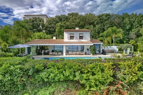 Magnifica villa indipendente, piscina, vista panoramica sul mare e sulle montagne. Situata sulle alture del bellissimo Domaine des Hauts de Vaugrenier, su un grande terreno pianeggiante, questa villa con servizi di lusso su 3 livelli vi sedurrà con l...