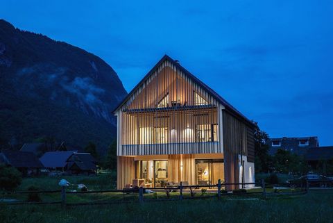 Wij verkopen een 4 * apart-hotel aan het meer van Bohinj. Het hotel ligt op slechts 3 minuten lopen van het meer. Huis met 3 verdiepingen is gebouwd in 2017. Oppervlakte is 289,3 m2, perceel 564 m2. 3 high class design appartementen gelegen op elke v...