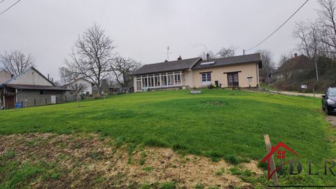 Te koop: 2 slaapkamer woning met bouwgrond Charmant huis met 2 slaapkamers, een lichte veranda, ingerichte keuken, in te richten zolder, werkplaats en bijgebouwen. Dak in goede staat, riolering, olieverwarming en recente buitenisolatie. Prachtig land...