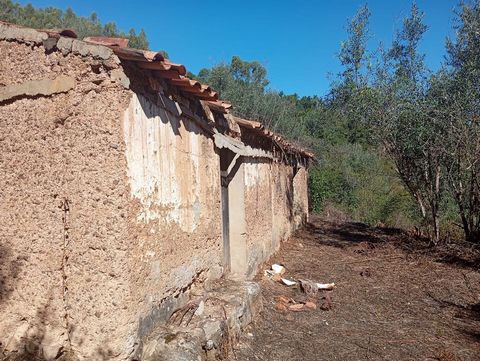 MAISON DE CAMPAGNE À RECONSTRUIRE, MARMELETE Si votre rêve est de vivre à la campagne, nous avons l'option parfaite pour vous ! Nous vous présentons une ruine de 46 m² située dans la charmante région de Marmelete, plus précisément à Sítio da Giesteir...