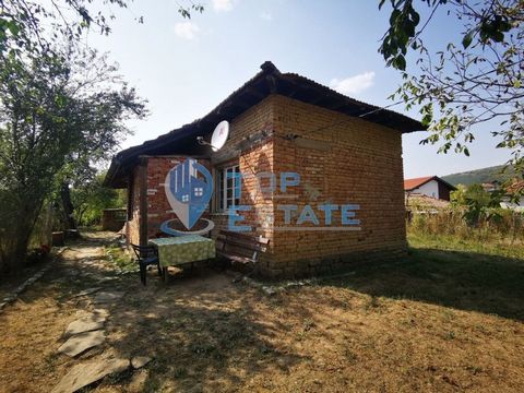 Top Estate Real Estate bietet Ihnen ein einstöckiges Backsteinhaus in einer ruhigen und friedlichen Straße in der Stadt Debelets in der Region Veliko Tarnovo. Die Stadt Debelets liegt nur 6 km von der Stadt Veliko Tarnovo entfernt und verfügt über ei...