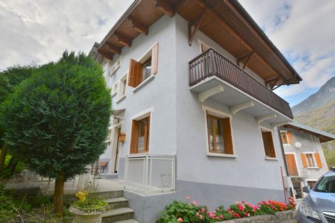 Secteur Courchevel. Belle opportunité pour cette maison de village située sur la commune de Courchevel, à quelques minutes à pied de l'arrêt navette (liaison Courchevel le Praz). Exposée Sud-Est, elle bénéficie d'une belle luminosité et offre une sur...