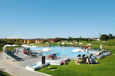 Ideale bestemming voor gezinnen: in een rustige, zeer groene omgeving, midden op de golfbaan Golf Club Paradiso del Garda, voorzien van uitgebreide sportfaciliteiten en niet ver van Peschiera. Een groot zwembad met poolbar maakt het aanbod compleet. ...