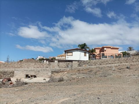 GrundstÃ¼ck zu verkaufen in MontaÃ±a de la Data Baja, einem Wohngebiet mit EinfamilienhÃ¤usern in San BartolomÃ© de Tirajana. Es verfÃ¼gt Ã¼ber ein Bauvorhaben mit einem einfachen und ausfÃ¼hrlichen Projekt fÃ¼r ein freistehendes Einfamilienhaus mit ...