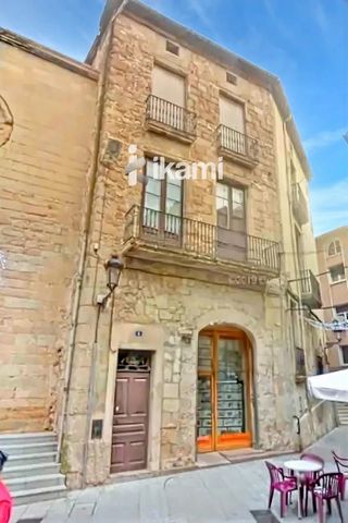 Edificio histórico en venta en el centro de Berga.¡Oportunidad única de inversión! Se vende majestuoso edificio de 1.100 m² ubicado en el corazón de Berga, Barcelona. Esta finca histórica data del año 1910 y ofrece un enorme potencial para su reforma...