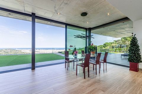 Villa moderne nouvellement construite avec un total de trois étages, chacun avec vue panoramique sur la ville. L’emplacement fantastique de la propriété offre un maximum d’intimité, et étant une rue d’angle, il y a de meilleures vues à 360 degrés sur...