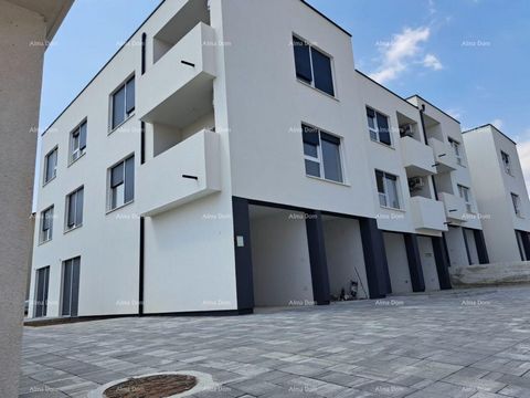 Wir verkaufen eine schöne Wohnung in Medulin, Neubau. Die Wohnung befindet sich an einer attraktiven Lage, nur 700 m vom Meer entfernt. Sie besteht aus einem Flur, einem Wohnzimmer mit Küche und Essbereich, 1 Schlafzimmer, einem Badezimmer und einer ...