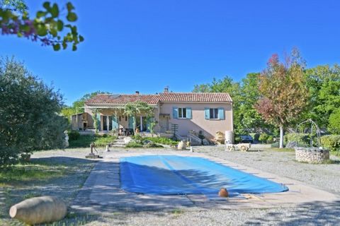 A few minutes walk from the famous hilltop village of Lacoste, facing the Luberon between Bonnieux and Menerbes, in a quiet residential area, great villa offering attractive and bright volumes on more than 4,200 m² of land. For a usable surface area ...