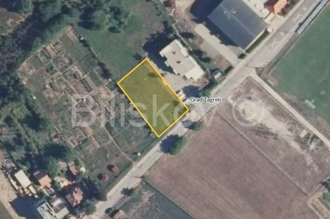 www.biliskov.com ID: 14681Standort: Novi Zagreb, Sveta KlaraArt: Baugrundstück für Wohnzwecke, rechteckige Form, Maße ca. 25x45 Meter, Fläche 1228 m² mit gültiger Baugenehmigung für den Bau eines Wohngebäudes mit 11 Wohnungen, insgesamt 1005 m².Laut ...