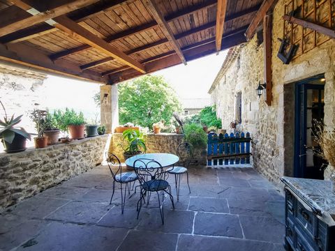 Chassiers, 10min von Largentière, traditionelles ardèche Bauernhaus von 413m² mit Terrasse, Innenhof und Nebengebäuden, 9306m² Land, darunter zwei wunderschöne Gärten und Wasserstellen, Blick auf das Tanargue-Massiv und an der Kreuzung von verschiede...