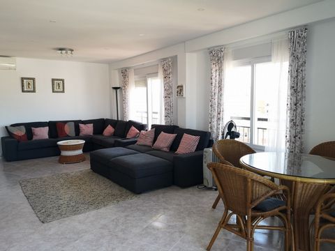 Magnífico apartamento en Oliva disponible hasta julio de 2025 Fantásticas vistas al mar a la montaña y al casco antiguo Venga y vea por sí mismo esta propiedad de 115m2 que ha sido renovada con un estándar muy alto El espacioso vestíbulo de entrada c...