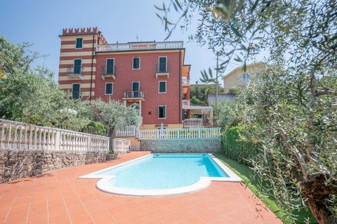 Siete alla ricerca di una residenza elegante e unica che catturi l’essenza del Lago di Garda? Vi presentiamo un appartamento in una splendida Villa Liberty situata ad Albisano, frazione di Torri del Benaco, con vista sui meravigliosi tramonti del lag...