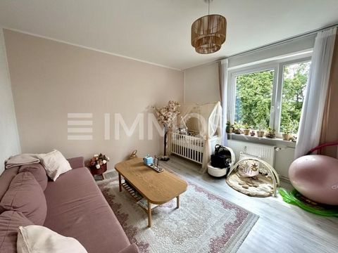 Aantrekkelijke investering of uw persoonlijk woongeluk? Welkom in het hart van Berlijn-Tempelhof! Dit exclusieve 4-kamer appartement met 87m² woonoppervlak biedt niet alleen urban lifestyle, maar ook geweldige verbindingen. Het balkon is perfect gepo...