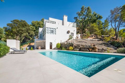 Beautiful modern south facing villa located next to the Altea Golf Club, overlooking the Sierra de Bernia and the Bay of Altea. The property has been recently modernized to a very high standard with beautiful natural oak floors. MAIN FLOOR - spacious...