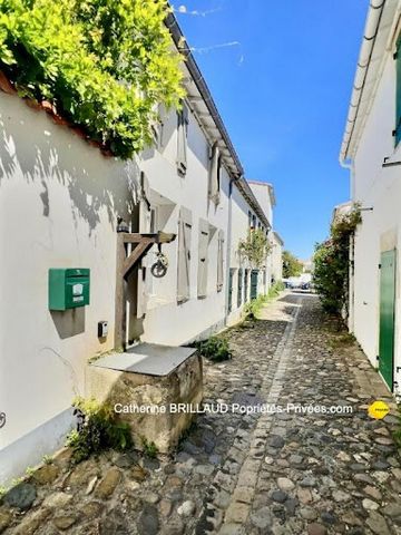 17410 SAINT-MARTIN-DE-RÉ- Centre historique - Charmante maison de 53 m2, 3 pièces, 2 chambres, située dans une petite rue calme du centre de Saint-Martin-de-Ré. Elle se compose d'une agréable pièce de vie avec cheminée et cuisine ouverte donnant sur ...