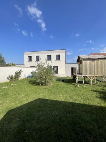 Bien Chez Soi Immobilier vous propose cette superbe maison construite en 2019, située à Bréviandes, à seulement 5 km du centre-ville et à proximité de toutes les commodités. Offrant une surface habitable de 225 m2 sur un terrain de 350 m2, cette mais...