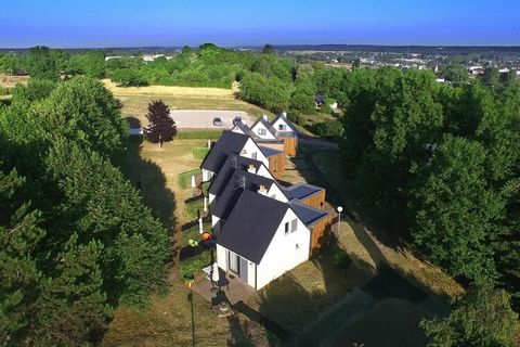 Vaste complexe de vacances à proximité du centre d'Amboise. Les bâtiments à deux étages maximum sont répartis sur une zone de parc, un maximum de 5 maisons sont alignées. La piscine communautaire est juste à côté du bâtiment principal avec le restaur...