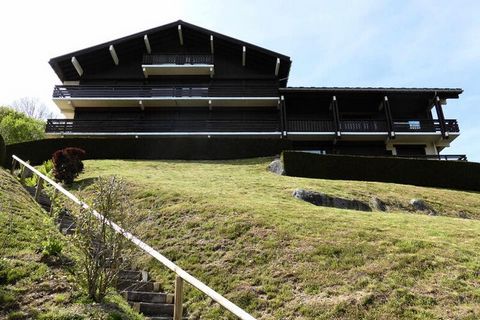 De residentie Princesse En Etraz Narcisse bestaat uit 2 gebouwen. Het ligt op 900 meter van de Princess-kabelbanen en de winkels liggen op 1,5 km van de appartementen. Ideaal voor een vakantie met familie of vrienden, bieden wij u in Combloux dit 2-k...