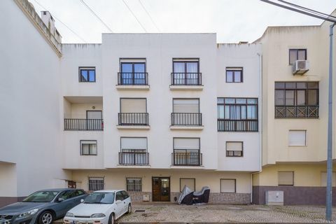 Apartamento T2+1, com uma área de 97m2, situado na zona tranquila da Quinta do Conde, em Sesimbra, distrito de Setúbal. Imóvel inserido num 3º andar sem elevador, com uma perfeita distribuição de espaços com bastante potencial e excelente exposição s...