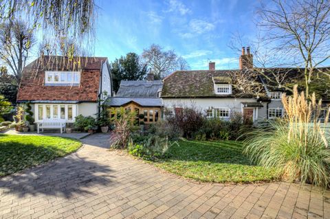 This beautiful and charming Grade II listed cottage dates to the 1700s and is steeped in history with many original features. This lovely home has been extended and improved over the years and combines period features with contemporary notes. Offeri...