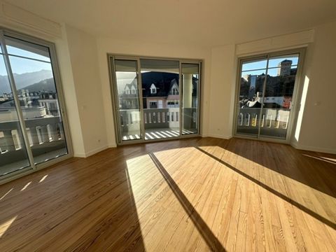 Dans très bel immeuble bourgeois avec ascenseur situé plein centre ville, superbe appartement T4 entièrement rénové, d'une surface de 107 m2, comprenant entrée, dégagement, cuisine équipée ouverte sur séjour donnant sur un grand balcon, 2 grandes cha...