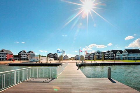 Ferienpark mit eigenem Strandbad in direkter Wasserlage an der Müritz, dem Kleinen Meer Deutschlands. Er bildet eine Einheit mit der geschützten Marina Müritz im Hafendorf Müritz. In der Gemeinde Rechlin gelegen, befindet sich das Areal nahe des Müri...