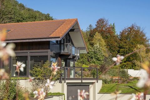 Perchée sur les hauteurs de Sevrier et à proximité immédiate du centre-ville d'Annecy, cette villa contemporaine de 211 m² + 70m² d'annexes offre une belle vue sur le lac et les montagnes environnantes. Située au sein du Domaine Le Châtaigner, compos...