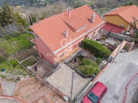 Immersa nella pittoresca cittadina di Ogliastro Cilento, a soli 10 minuti di macchina dalla costa di Agropoli, proponiamo in vendita una splendida porzione di villa bifamiliare pronta ad accogliere nuovi proprietari. La villa si sviluppa su tre livel...