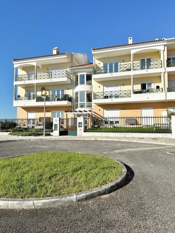 Apartamento espaçoso e luminoso, localizado numa das zonas mais calmas da cidade das Caldas da Rainha.   Este fantástico T3 Duplex conta com três quartos (um deles suite), todos com roupeiros embutidos, sala soalheira com lareira e um magnífico sótão...