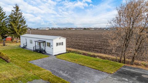 La tranquillité à petit prix, c'est ici! Jolie maison mobile à vendre à St-Hyacinthe, secteur St-Thomas-D'Aquin. Située en bordure du champs et dans un cul de sac, elle offre 2 chambres, un intérieur propre et neutre, un terrain intime de plus de 750...