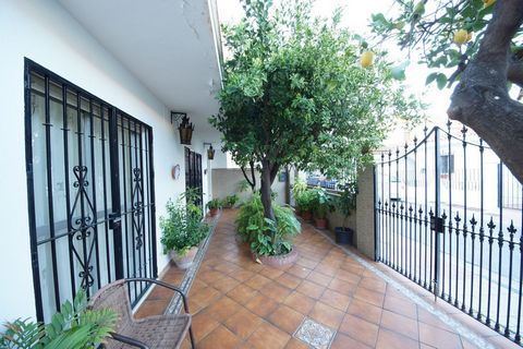 Located in San Pedro de Alcántara. Large townhouse in the center of San Pedro. It has 227 sqm (112 sqm on each floor approximately), 6 bedrooms and 2 bathrooms. It has two floors, currently there are two independent properties, each with its own livi...