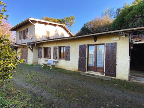 Maxime MINOLA vous propose cette maison à rénover à proximité des commodités. Cette maison se compose en rdc d'un grand salon, d'une cuisine, de 2 chambres ainsi que d'une salle d'eau-wc. A l'étage, une chambre un bureau, ainsi qu'un point d'eau à am...