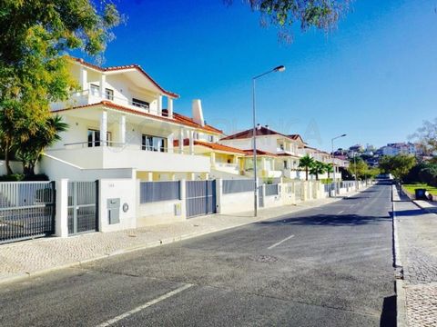 Villa de lujo de 4 dormitorios en Cascais Esta villa de lujo es un sueño hecho realidad para cualquiera que busque comodidad, elegancia y modernidad. Construido con materiales de alta calidad, cuenta con habitaciones amplias y luminosas, impresionant...