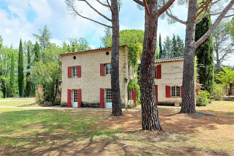 Close to the centre of the village of Villecroze, 10 minutes from Tourtour, in a rural setting of vines and small woods, this former winegrowers' house, with 340 m2 of total floor space and uninterrupted views, is sure to seduce. Charm and character ...