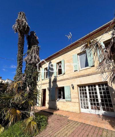 Beautiful Gironde house to update. This beautiful stone house has great potential for conversion: A kitchen with dining area, a lounge/dining room, five beautiful bedrooms and two shower rooms. There is also a large conservatory with two additional r...