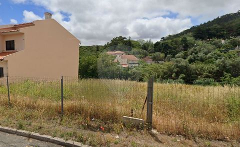 Terrain pour la construction de logements à Amadora Terrain de 520m² (Lot 34), autorisation de construire une maison unifamiliale d’environ 266m² de construction, avec 156m² d’implantation. La construction d’un sous-sol de 156m² est également autoris...