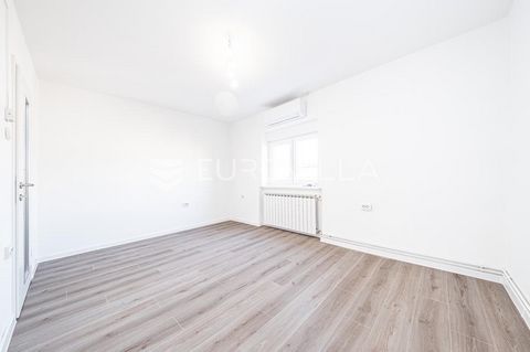 Zagreb, Trešnjevka, newly renovated studio apartment on the third floor of an excellently maintained building. It consists of an entrance hall, open space living room, kitchen and dining room and bathroom NKP 23 m2. There is a possibility of parking ...