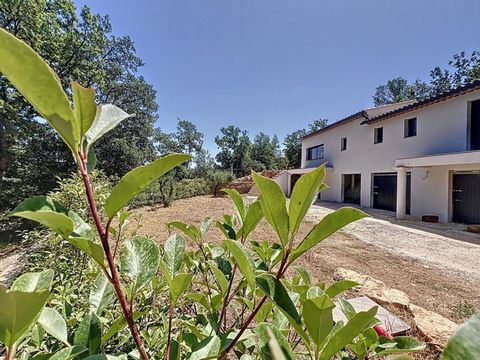 Découvrez cette magnifique maison neuve, située sur un vaste terrain de 4000 m² avec piscine à débordement, offrant un cadre de vie calme et agréable. Gros potentiel sur deux niveaux, cette propriété est une opportunité rare à saisir, que vous choisi...