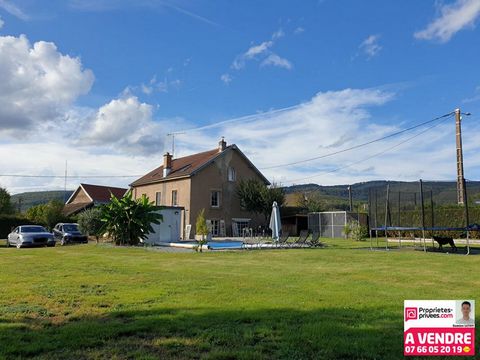 LUTHY Damien votre conseiller Propriétés-Privées vous propose cette superbe maison rénovée et bâtie sur un terrain d'environ 17 ares ! Proche des commodités de Champagney, venez découvrir cette habitation lumineuse de 153 m² (4 chambres), édifiée sur...