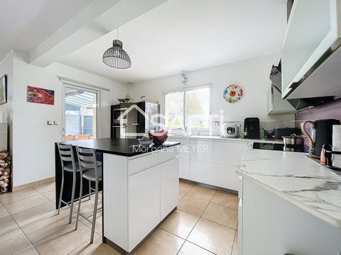 Découvrez cette belle maison familiale de 4 chambres, dont une suite parentale en rez-de-chaussée, parfaite pour allier confort et intimité. Le grand salon-séjour lumineux avec cuisine ouverte est agrémenté d’un poêle à pellets, créant une ambiance c...