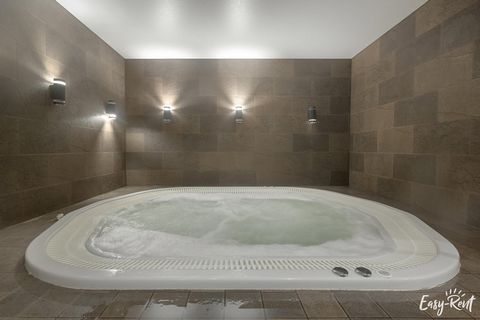 Otoczony sosnowym lasem kompleks apartamentów wypoczynkowych wraz z zapleczem SPA (baseny, sauna, whirlpool – w cenie pobytu). Spokojna, cicha okolica. Do plaży ok. 1,3 km. Komfortowy apartament wakacyjny na pierwszym piętrze, z wyjątkowo dużym taras...