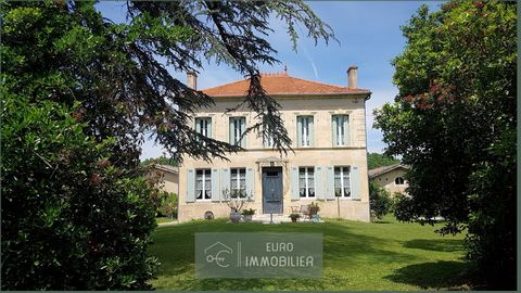 Entre Bazas et Langon, dans le charme de cette campagne ref4656 JADE LES AGENCES EUROIMMOBILIER DE BAZAS ET SORE vous présentent : Une maison de Maître de caractère, aux pierres angulaires, aux murs épais dotés de grandes fenêtres, de hauts plafonds,...