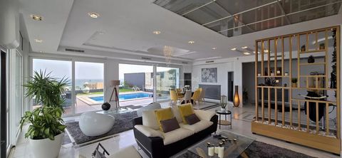 This spacious and bright Penthouse offers a unique living environment with a 180 panoramic sea view from the 95 m2 living room. Designed for comfort and conviviality it has 4 bedrooms one of which has its own private bathroom An additional bathroom i...