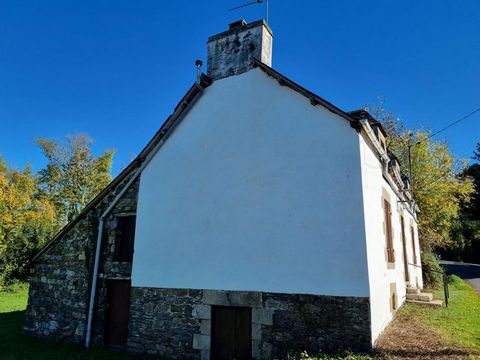 Une maison de chambre près de Guérledan. Au rez de chausée : Un grand salon / sejour de m² une cuisine ouverte de m² une grand pièce de au totale. Au rez de jardin : Une veranda Une salle d'eau Une sous sol de 60m² (7.09 % honoraires TTC à la charge ...