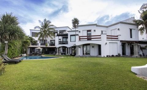 Schönes Haus zum Verkauf in der exklusiven Unterteilung La Laguna I in Puerto Cancun, direkt vor dem Einkaufszentrum La Marina Puerto Cancun, wo Sie Geschäfte mit exklusiven Marken und hochwertigen Restaurants finden.   Die Lage dieses Hauses ist pri...