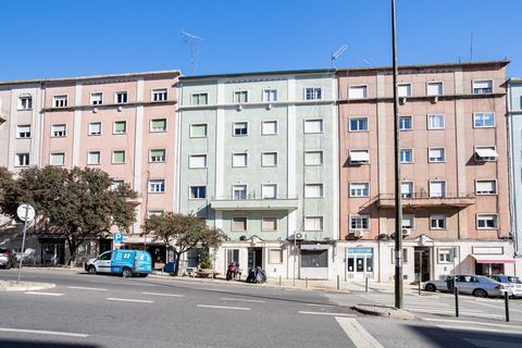 Excellent Opportunity in the Heart of Penha de França Located on Avenida Mouzinho de Albuquerque, next to Praça Paiva Couceiro, this magnificent 88 m² T2 apartment is situated in a 1950s plate building with an elevator. The property will require inte...