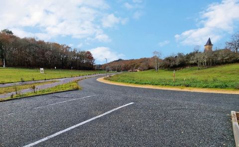 Secteur recherché pour ses vallées verdoyantes au sud-est de Périgueux (30mn), Autoroute A89 à 20mn Lacropte est une commune intégrée au Grand Périgueux comportant de profiter de ses nombreux avantages Beau terrain constructible en campagne intégré à...