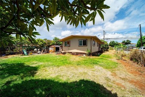 Der Traum eines Investors in Ewa Beach! Dieses freistehende Einfamilienhaus mit 3 Schlafzimmern (Steuerunterlagen zeigt 4 Schlafzimmer) und 1 Bad befindet sich auf einem erstklassigen Eckgrundstück, nur wenige Minuten vom Strand entfernt. Das Anwesen...