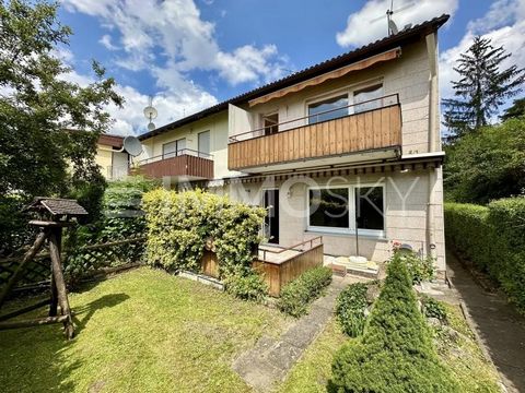 La casa d'angolo a schiera a Sindelfingen è una casa spaziosa con un incantevole giardino anteriore e un accogliente cortile. Con un totale di sei camere, offre spazio sufficiente per una famiglia. La superficie abitabile è di 136 mq su un terreno di...